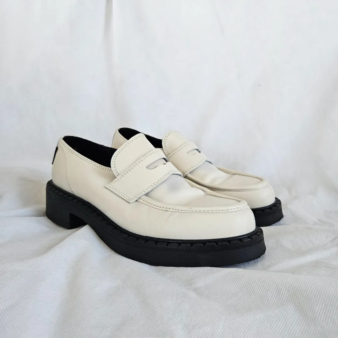 GH Bass white saddle loafer, 41